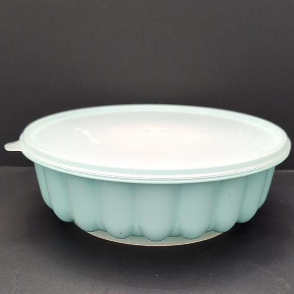Tupperware Mint Green Jello Mold Bowl with Lid. - Picture 1 of 10
